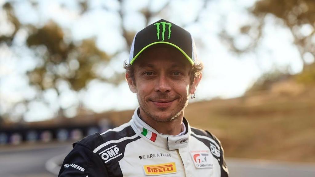 Apodado “The Doctor”, Rossi construyó una identidad única que combinó talento, espectáculo y una sorprendente precisión casi quirúrgica en la pista.