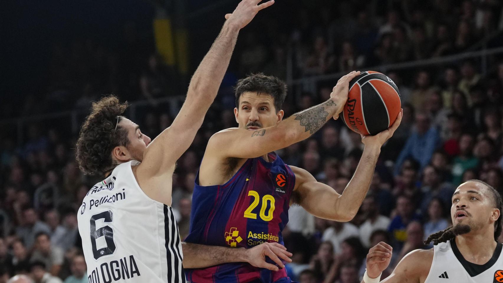 Nico Laprovittola, con el balón en el partido de la Euroliga.