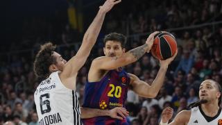 Nico Laprovittola, con el balón durante el partido de Euroliga.