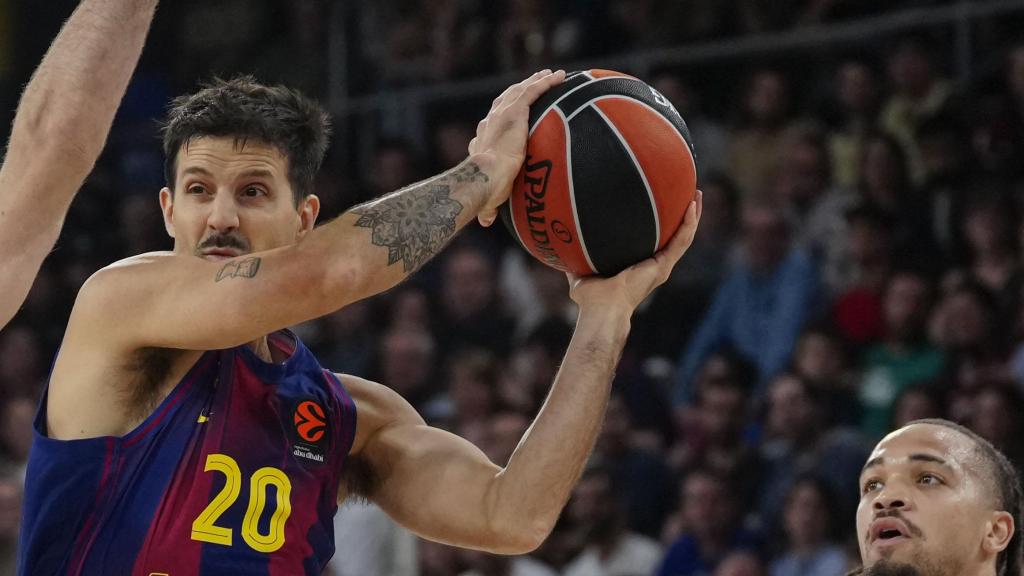 Nico Laprovittola, con el balón en el partido de la Euroliga.