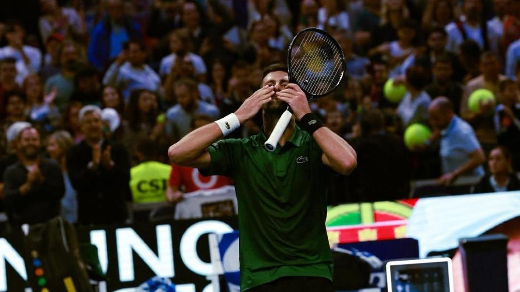 Novak Djokovic celebrando un punto decisivo, una postal habitual de su trayectoria ganadora.