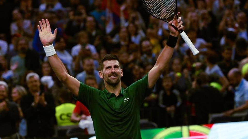 El campeón serbio saluda al público, en uno de los momentos más memorables de su presencia en el campo.