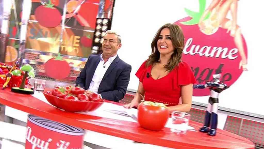 Jorge Javier y Carmen Alcayde presentadora 'Sálvame Tomate'.