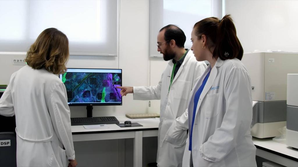Jon Zugazogoitia, junto a su equipo en el laboratorio.