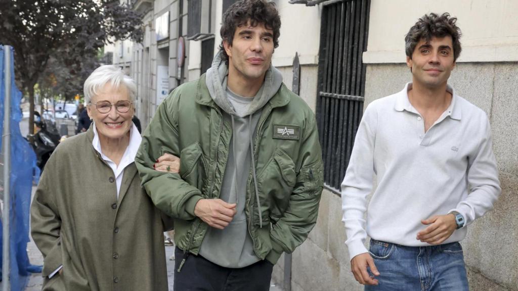 Los Javis, junto a Glenn Close, uno de los fichajes de su película 'La bola negra'.