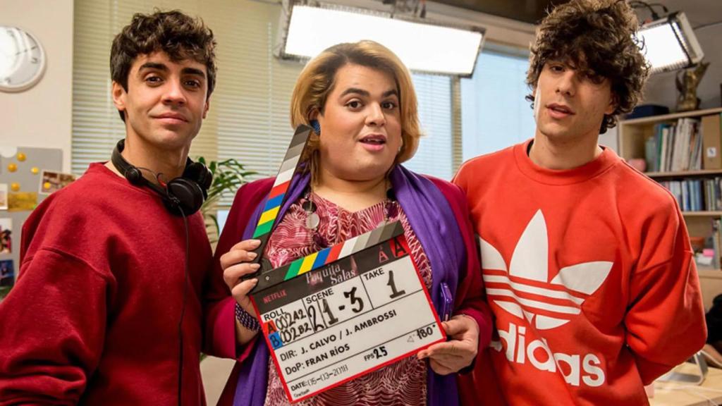 Los Javis junto a Brays Efe, protagonista de 'Paquita Salas'.