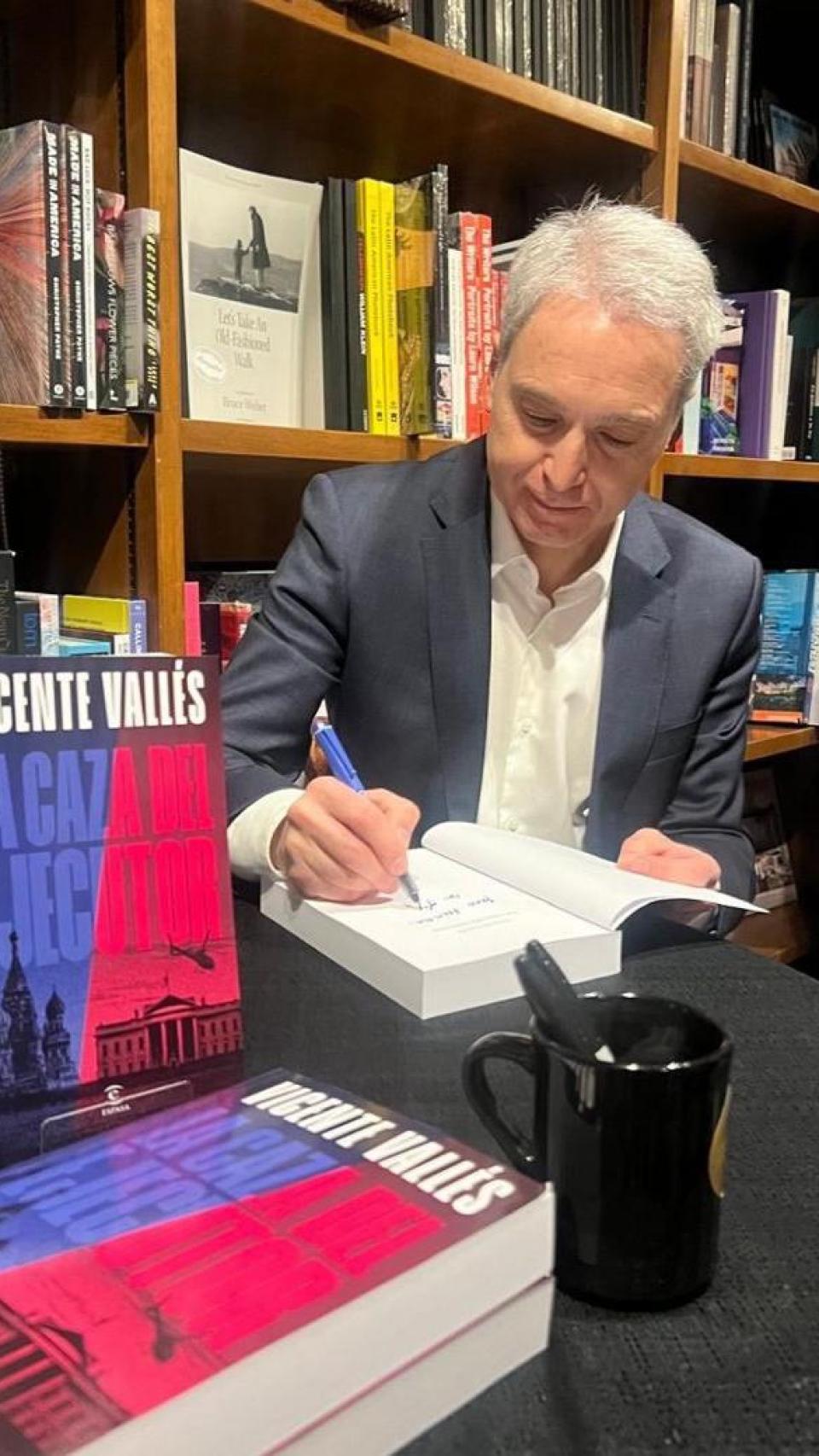 Vicente Vallés en la presentación de la novela 'La caza del ejecutor' en Miami.