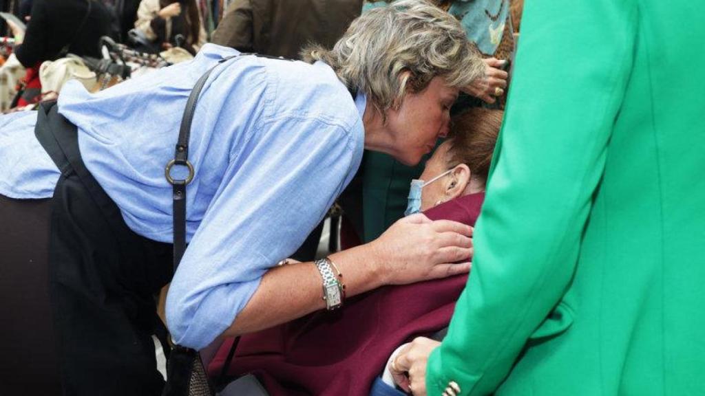 Simoneta Gómez-Acebo, muy cariñosa con su tía Margarita en el Rastrillo Nuevo Furuto.