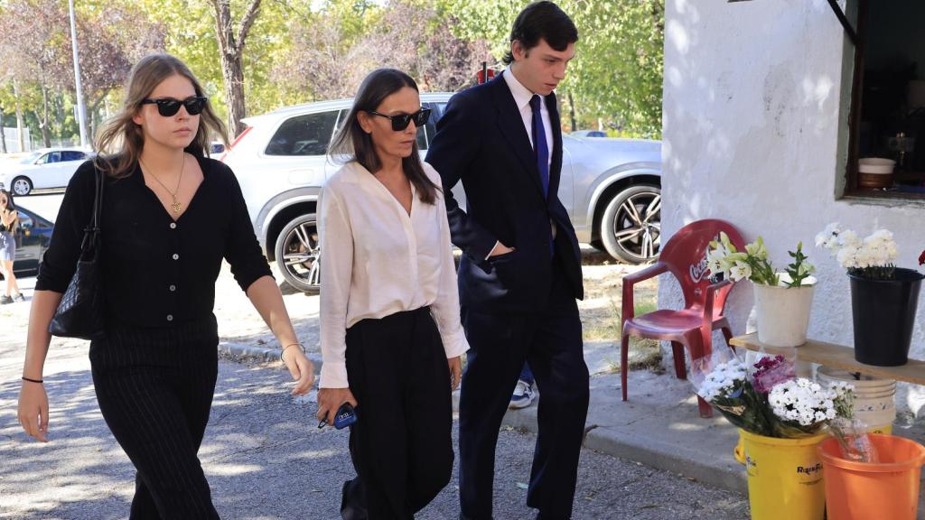 Laura Gómez-Acebo con su madre y su hermano en el funeral de Juan Gómez-Acebo.