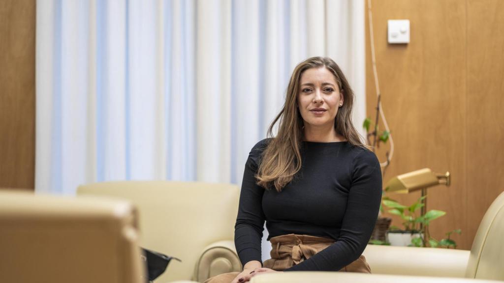 Ester Muñoz posa tras la entrevista, en el sofá de su despacho de portavoz parlamentaria.