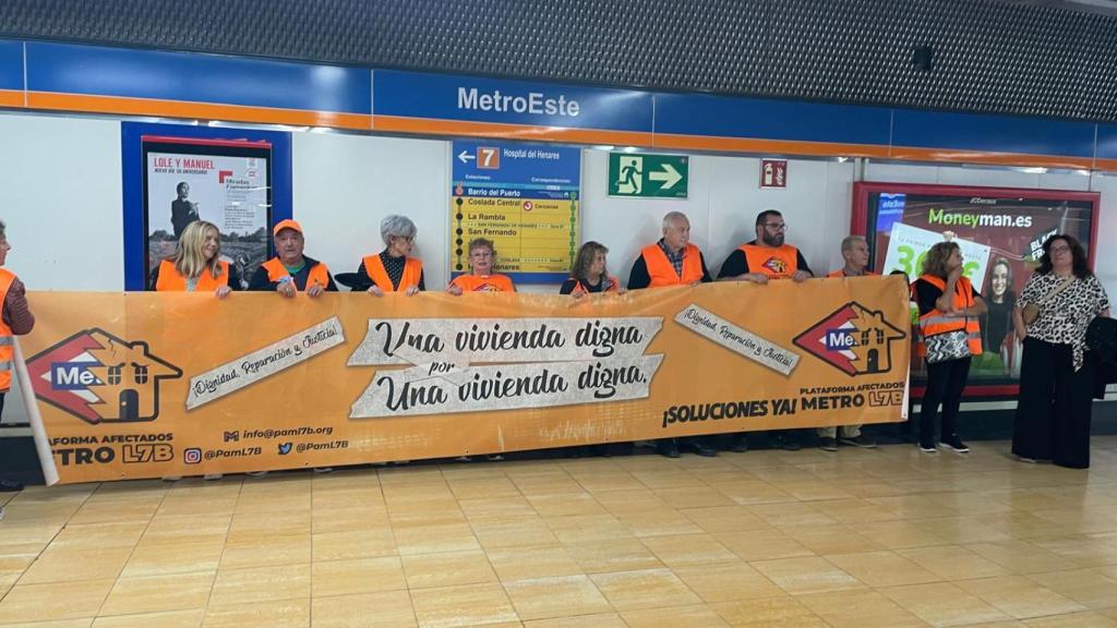 Vecinos de la Plataforma Afectados Metro L7B el pasado miércoles en la estación de Estadio Metropolitano.