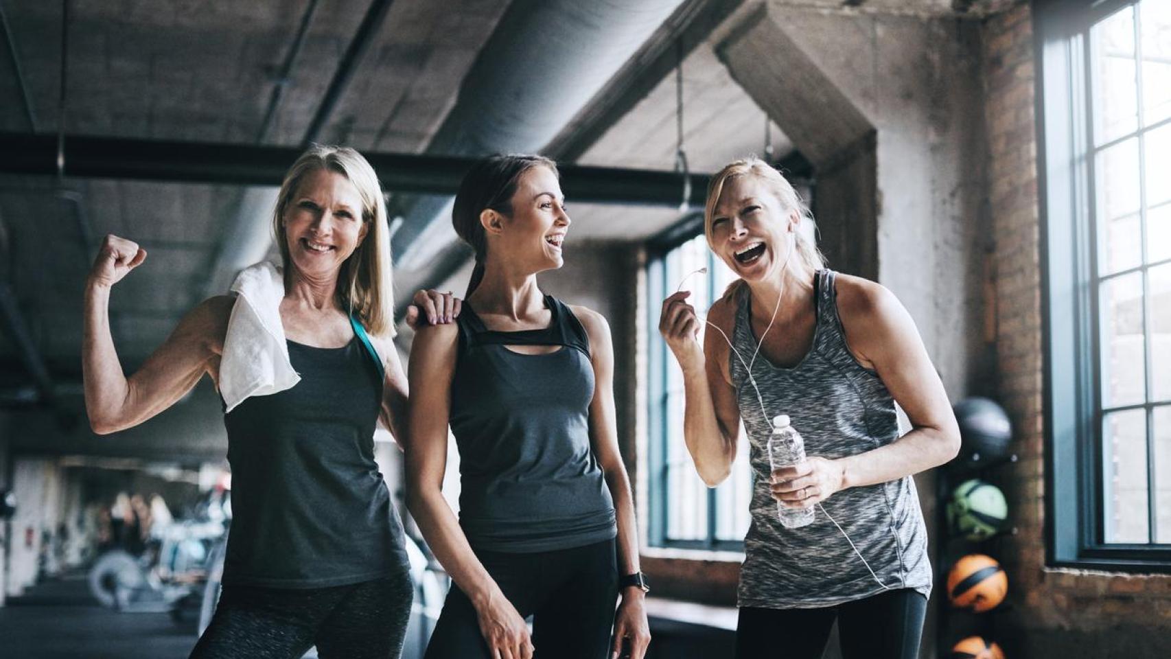 Grupo de mujeres en el gimnasio.