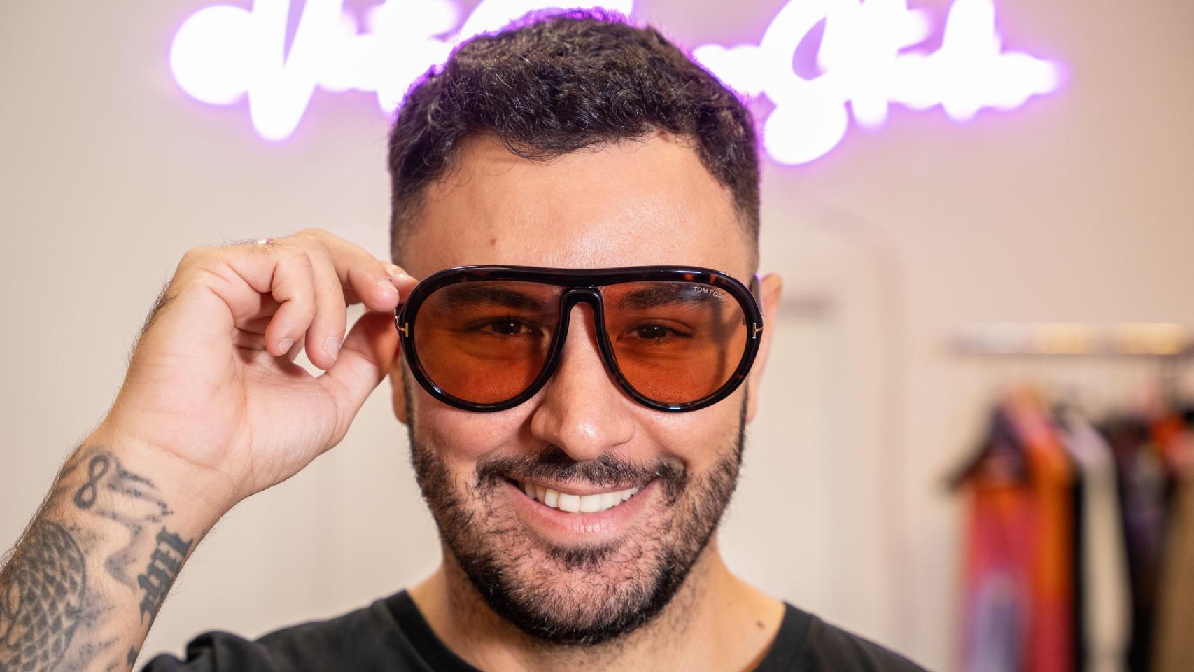 El 'stylist' en una de las fotos de la entrevista.