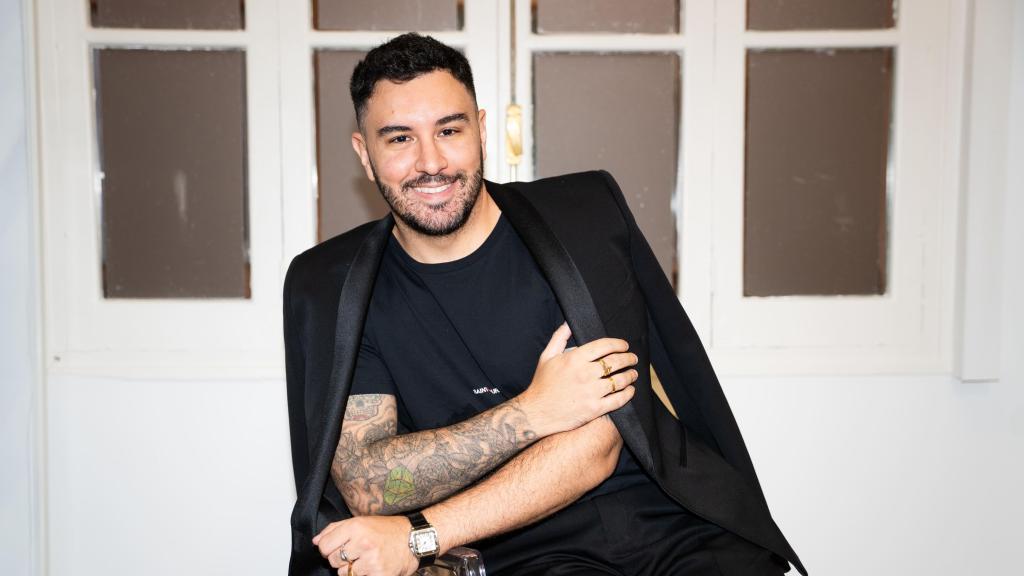 El estilista posando ante la cámara en su estudio.