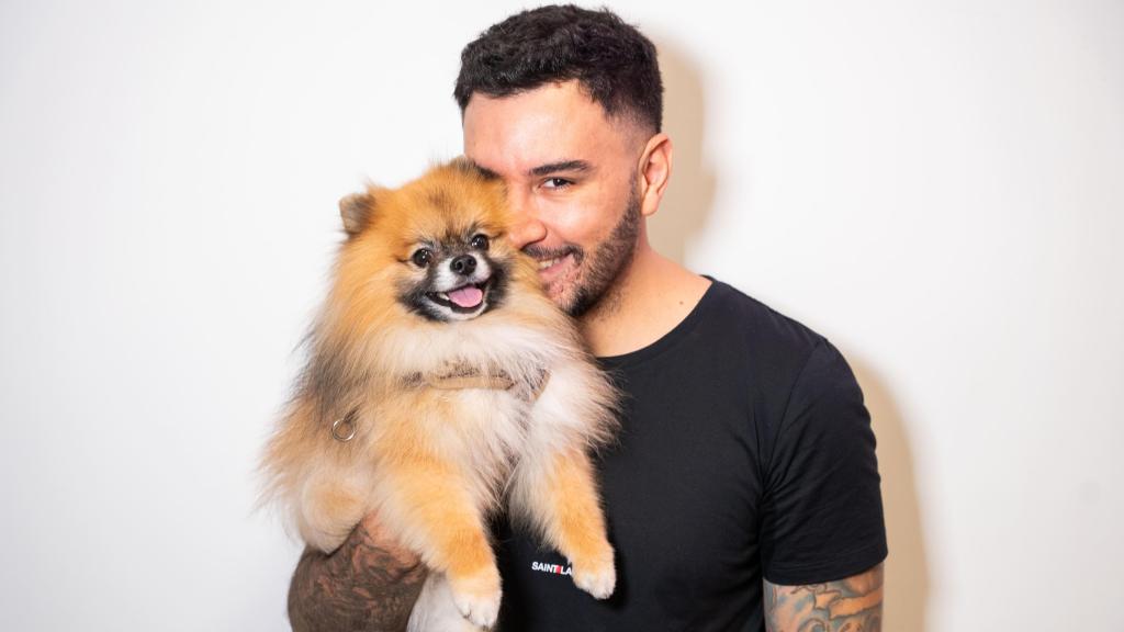 El estilista posando con su perrito.