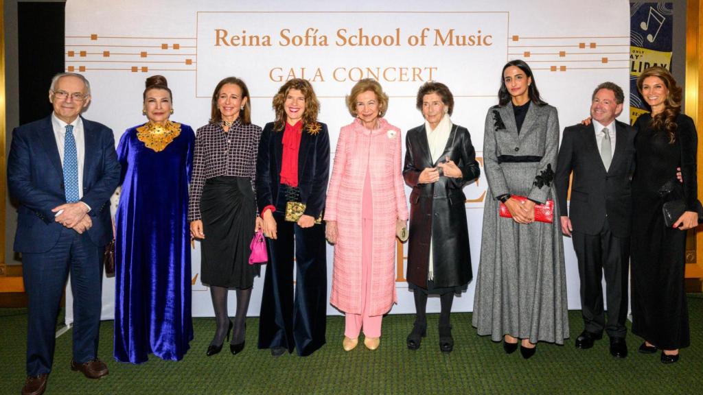 Doña Sofía posa con las autoridades antes del concierto.