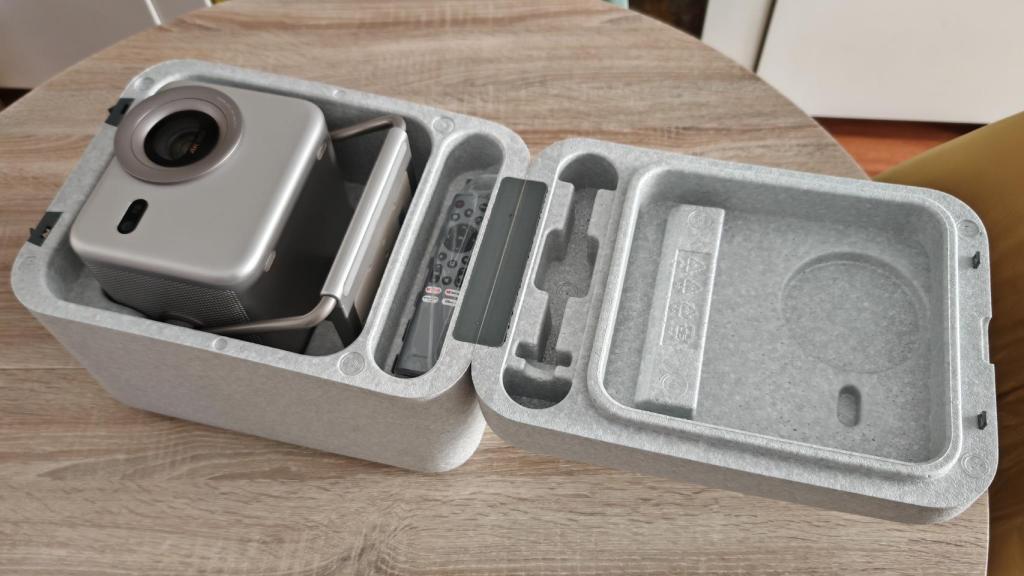 El M2 Pro Laser Mini Projector de Hisense en su caja