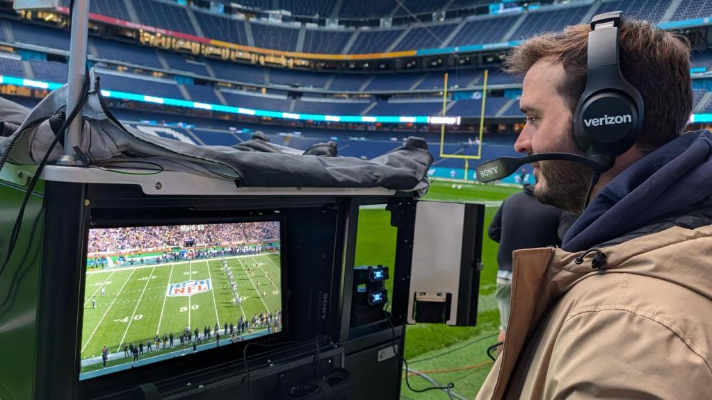 Probando los auriculares Coach's Headset de Sony mientras vemos una jugada repetida en el Bernabéu.