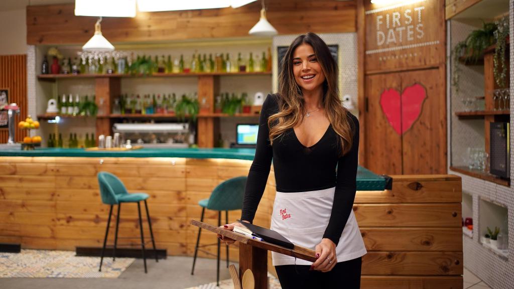 Lidia Santos en la entrada del restaurante de First Dates.