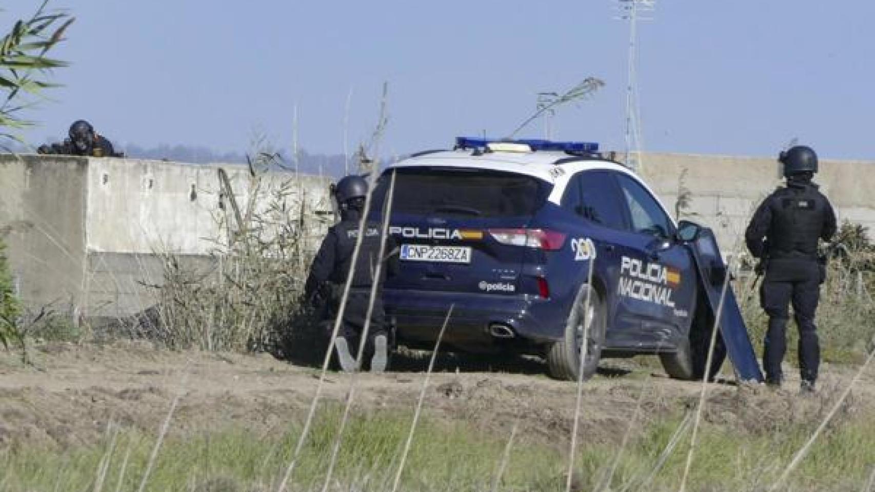 Agentes de policía desplegados frente en Isla Mayor (Sevilla) el pasado sábado.