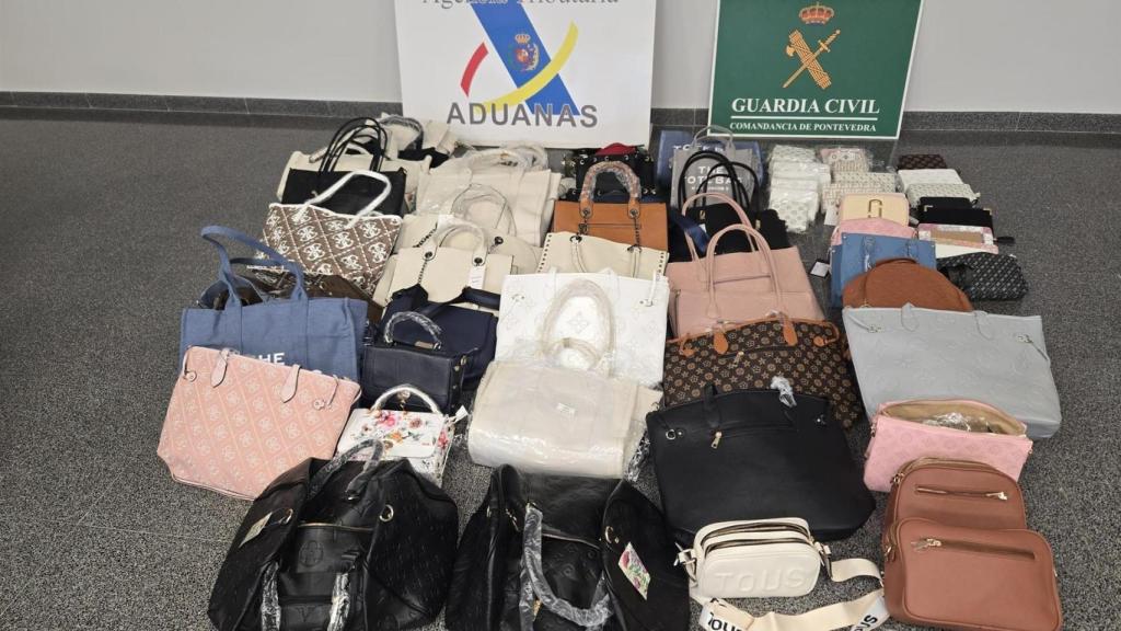 Parte de los 60.000 bolsos falsificados incautados en el Puerto de Vigo.