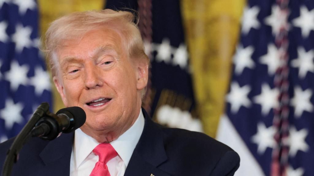 El presidente estadounidense Trump celebra un acto para firmar una orden ejecutiva en la Casa Blanca en Washington.