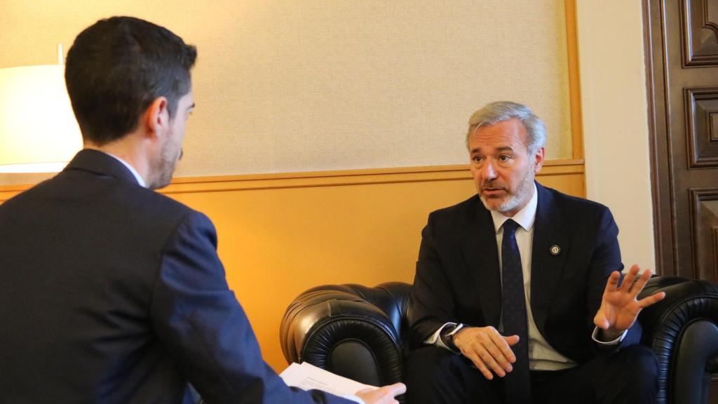 El presidente de Aragón, Jorge Azcón, con el director de EL ESPAÑOL DE ARAGÓN, Jorge Lisbona, durante la entrevista.