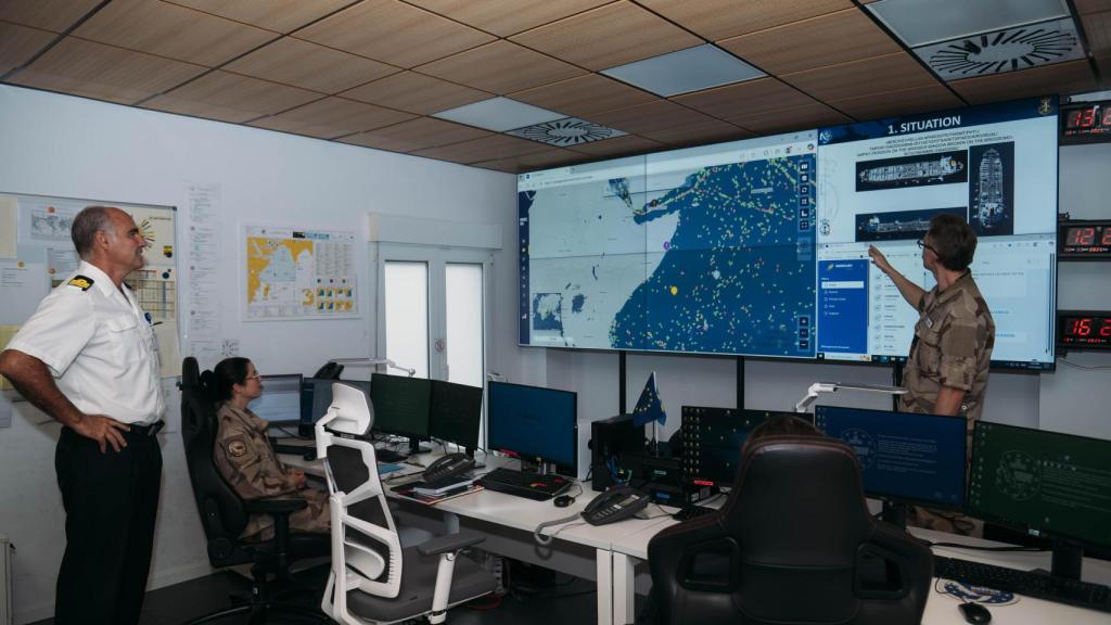 El centro de control, el corazón de Atalanta, funciona 24 horas con información en tiempo real sobre navegación en el Índico.