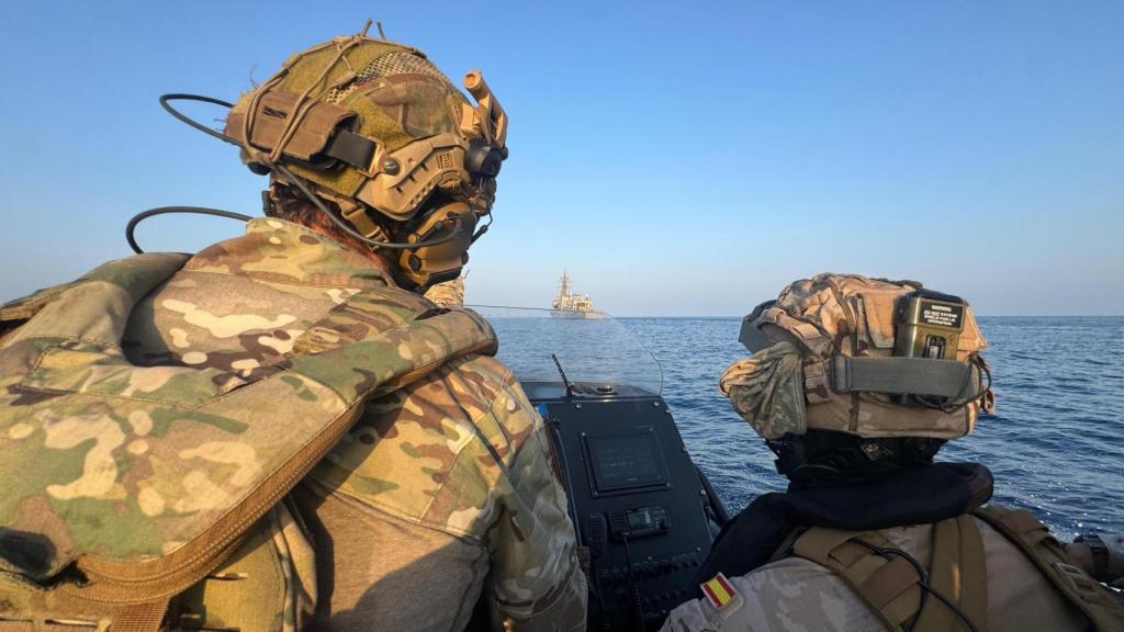 El equipo de Operaciones Especiales, dirigiéndose al barco para liberarlo.