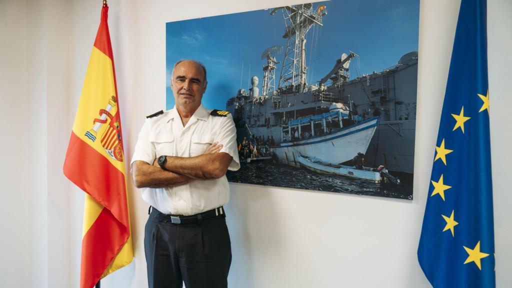 El vicealmirante Ignacio Villanueva Serrano, comandante en jefe de la Operación Atalanta, posa para EL ESPAÑOL en su despacho.