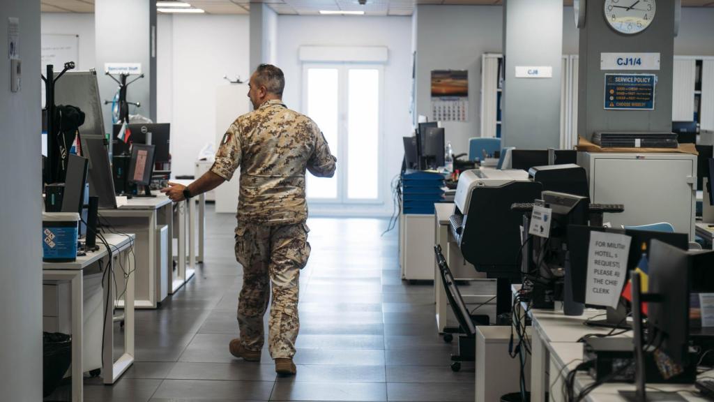 Un militar del ejército de Italia, país que participa en la Operación Atalanta, en las oficinas del Euronavfor.