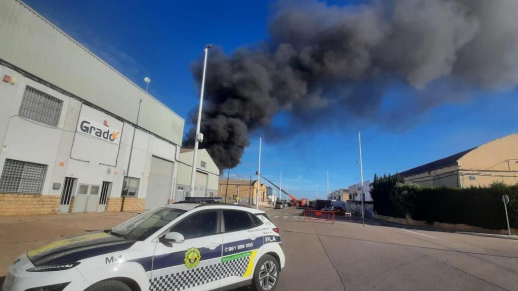 Cuatro dotaciones de bomberos trabajan en la zona para apagar las llamas.