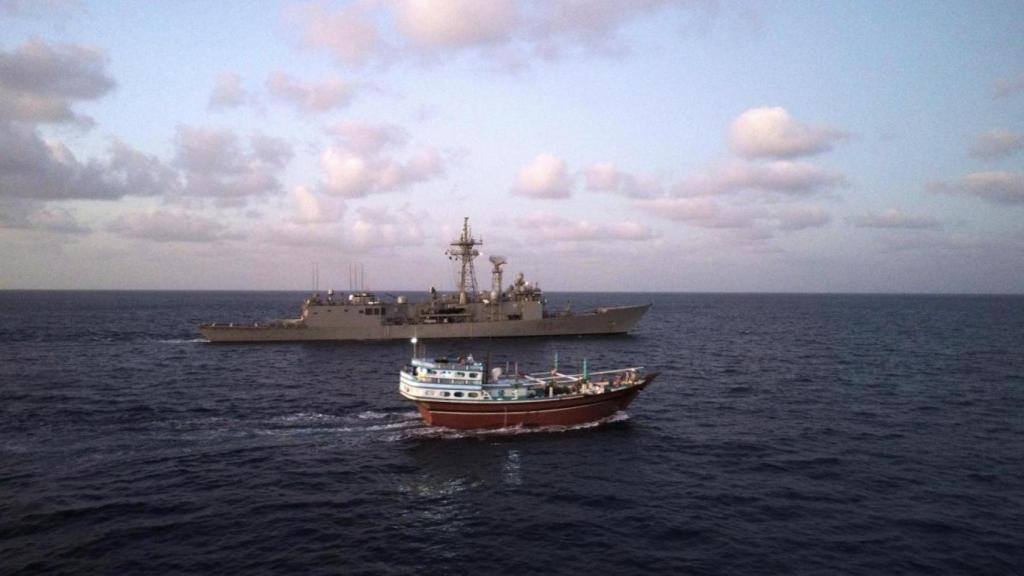 La fragata Victoria, junto al dhow iraní, secuestrado por los piratas para usarlo como nave nodriza.