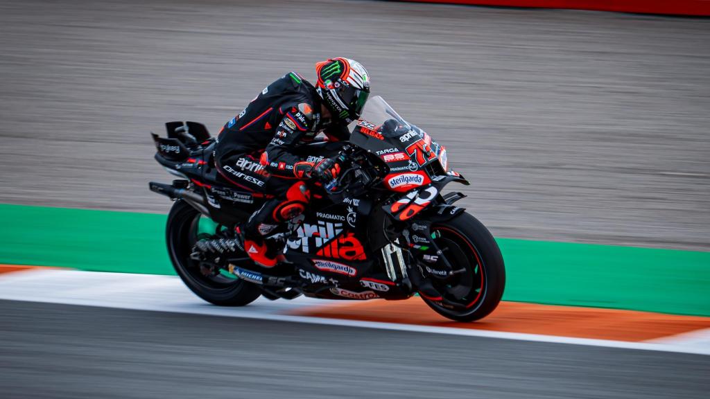 Marco Bezzecchi controla su Aprilia RS-GP25, en el circuito Ricardo Tormo de Cheste.