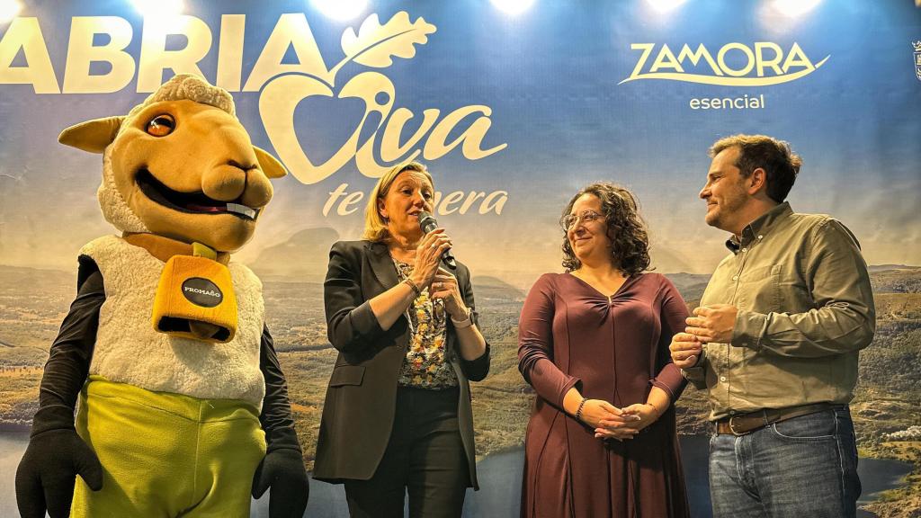 Isabel Blanco, vicepresidenta de la Junta, junto a Isabel Revuelta, secretaria de Eilza, y Víctor López de la Parte, vicepresidente primero de la Diputación de Zamora.