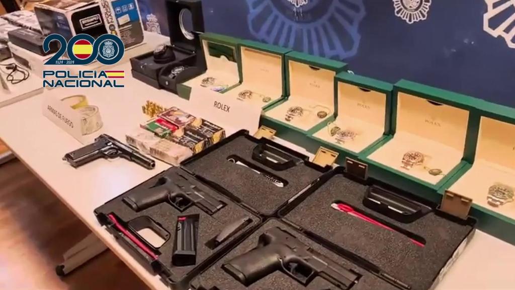 Cocaína, armas y relojes intervenidos en la operación.