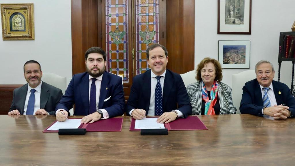 Firma en el Ayuntamiento de Toledo.
