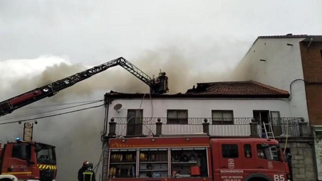 Desalojadas varias viviendas tras un incendio en San Rafael: cuatro personas atendidas por los servicios sanitarios