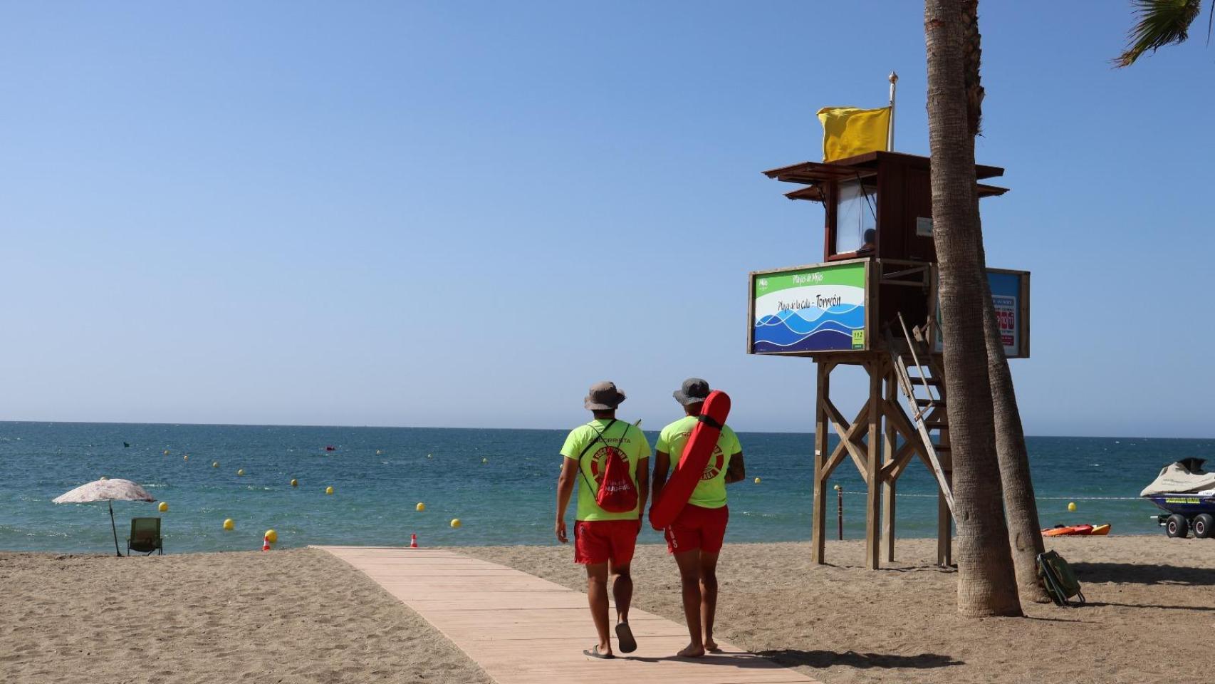 Imagen de archivo de unos socorristas en las playas de Mijas.