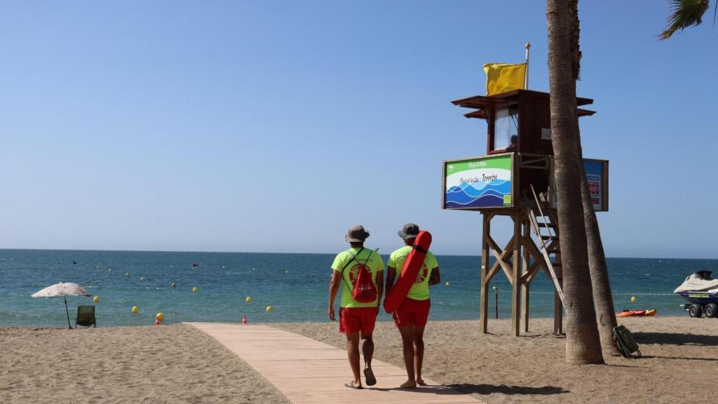 Imagen de archivo de unos socorristas en las playas de Mijas.