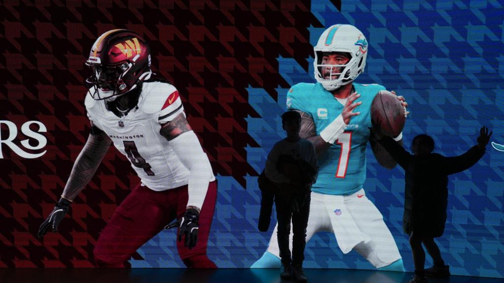 Cartel promocional de los Commanders y los Dolphins en el Bernabéu