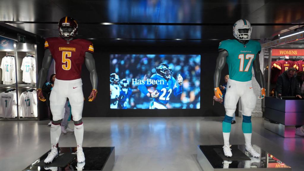 Maniquíes de Comandantes y Delfines en la tienda del Bernabéu