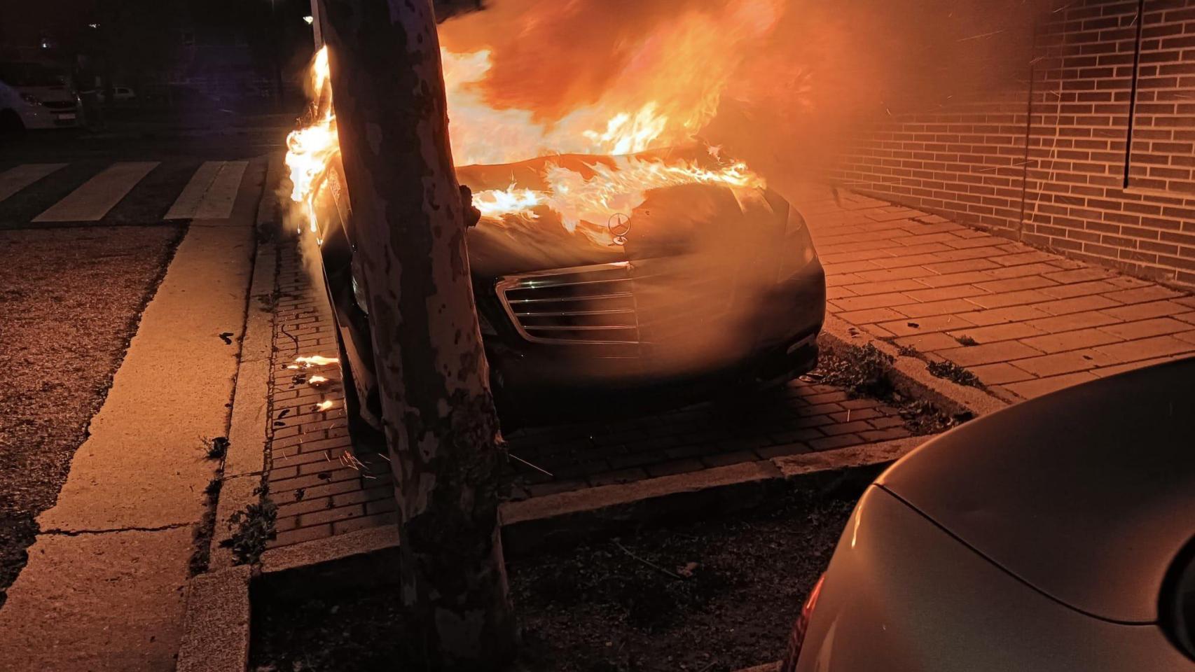 Un Mercedes queda reducido a cenizas en el barrio de Pajarillos