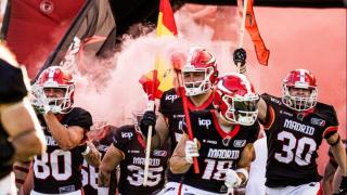 Los Madrid Bravos animan a sus aficionados antes de uno de sus partidos
