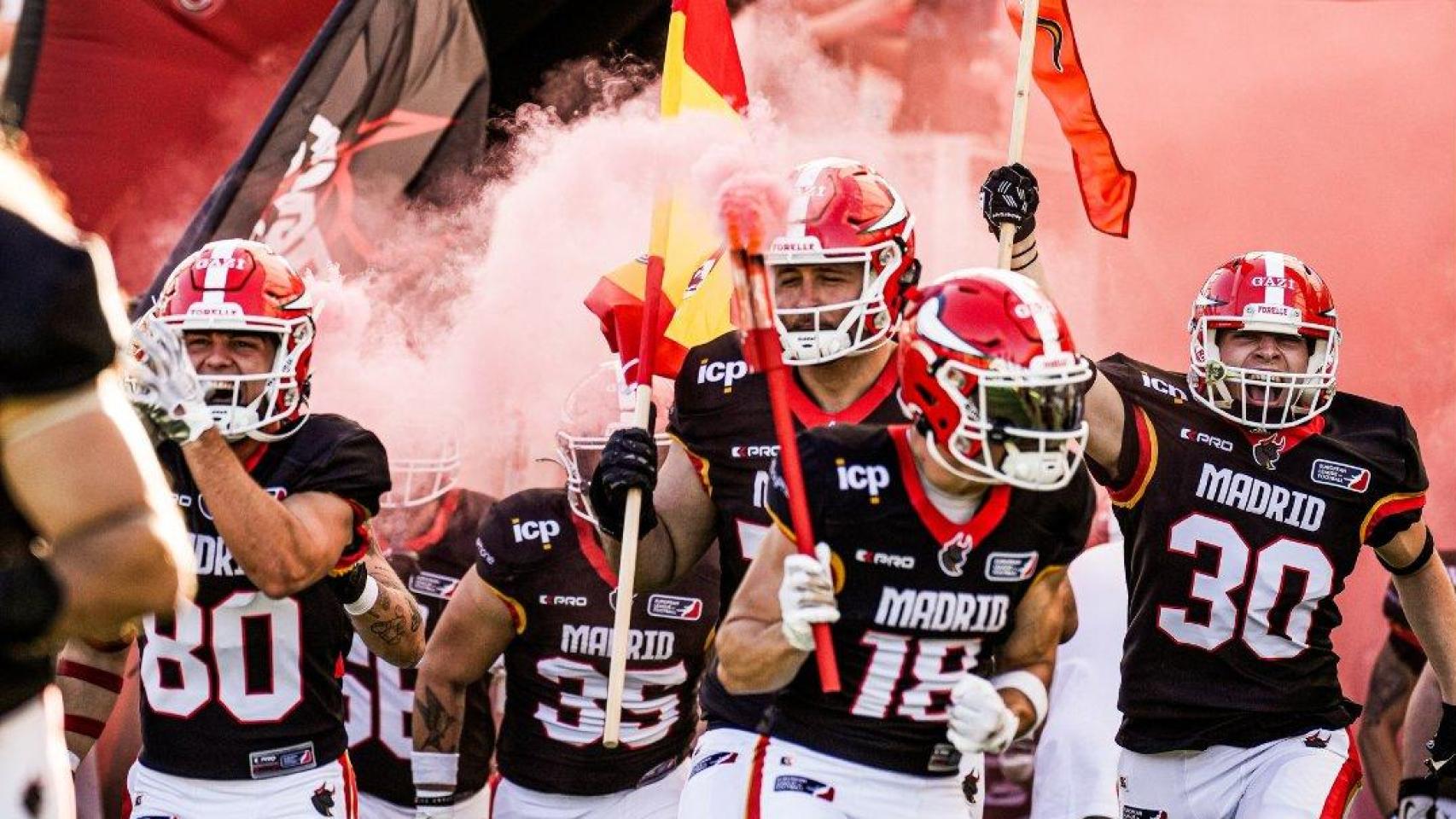 Los Madrid Bravos animan a sus aficionados antes de uno de sus partidos