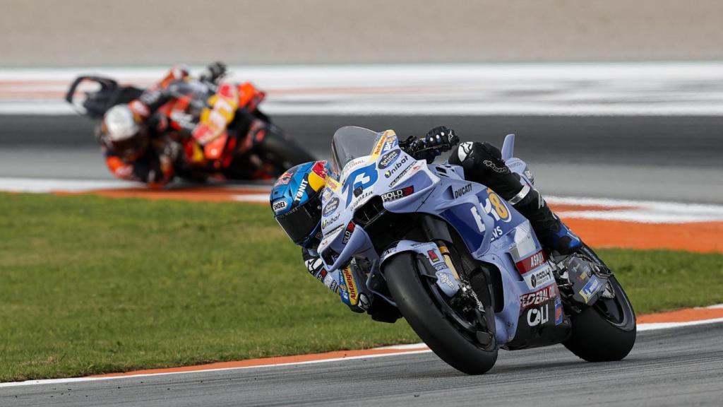 Álex Márquez traza un viraje seguido de Pedro Acosta, en la carrera al sprint del GP de la Comunitat Valenciana.