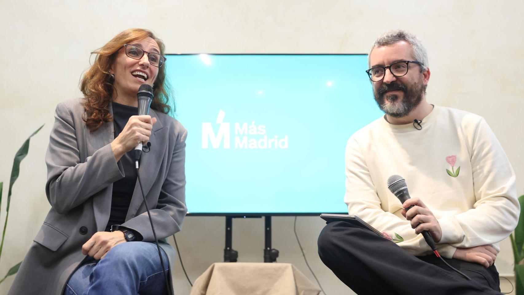 La ministra Mónica García y el secretario de Estado de Sanidad, Javier Padilla, este sábado en el acto '2 años gobernando' organizado por Más Madrid.