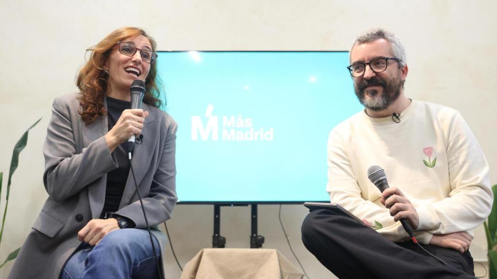 La ministra Mónica García y el secretario de Estado de Sanidad, Javier Padilla, este sábado en el acto '2 años gobernando' organizado por Más Madrid.