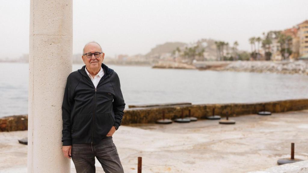 Vicente Seguí, apoyado en una de las columnas de los Baños del Carmen.