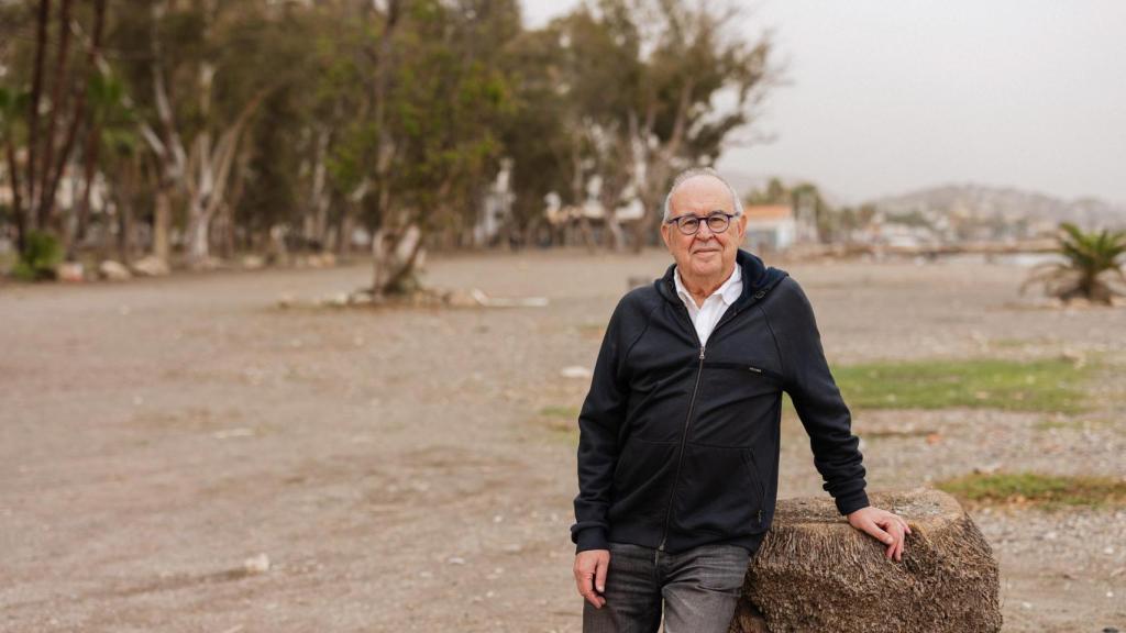 Seguí, posando junto al antiguo camping de los Baños del Carmen.